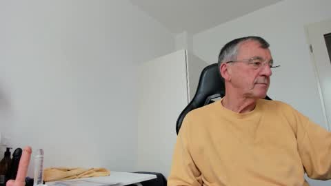 Snapshot of 200gentleman chatting on October 23, 12:17 pm Henk online show from October 23, 12:17 pm