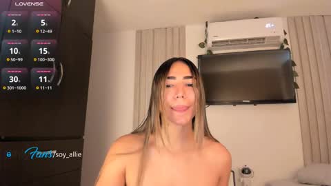 Snapshot of _alliex_ chatting on September 29, 11:09 am you can call me pretty online show from September 29, 11:09 am