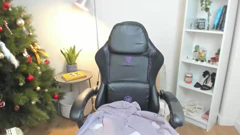 Bella Evans online show from December 18, 6:20 am