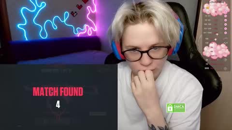 chloue and Gretta online show from November 8, 8:28 am