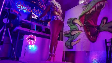 Snapshot of _glitterbox_ chatting on January 31, 5:30 am GlitterBox online show from January 31, 5:30 am
