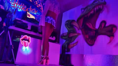 Snapshot of _glitterbox_ chatting on January 20, 4:55 pm GlitterBox online show from January 20, 4:55 pm