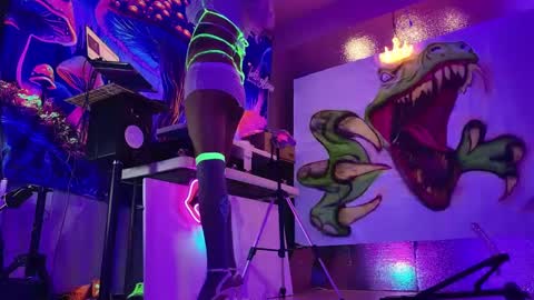 Snapshot of _glitterbox_ chatting on December 5, 7:21 am GlitterBox online show from December 5, 7:21 am