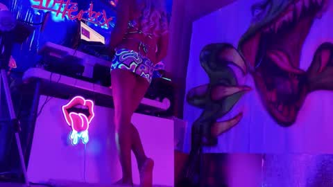 Snapshot of _glitterbox_ chatting on January 20, 7:57 pm GlitterBox online show from January 20, 7:57 pm