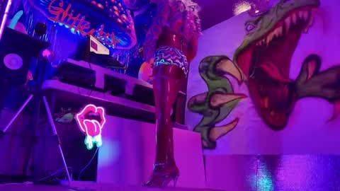 Snapshot of _glitterbox_ chatting on January 12, 7:21 am GlitterBox online show from January 12, 7:21 am