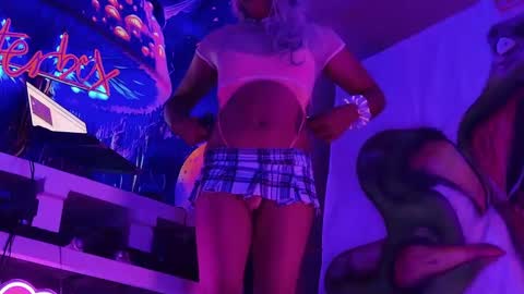 Snapshot of _glitterbox_ chatting on January 24, 12:42 am GlitterBox online show from January 24, 12:42 am