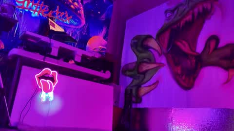 Snapshot of _glitterbox_ chatting on January 23, 4:37 pm GlitterBox online show from January 23, 4:37 pm
