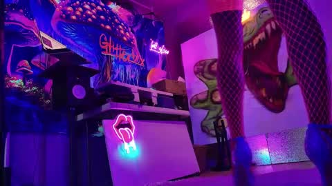 Snapshot of _glitterbox_ chatting on January 4, 7:44 pm GlitterBox online show from January 4, 7:44 pm