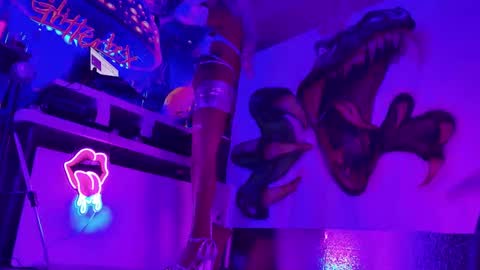 Snapshot of _glitterbox_ chatting on January 13, 8:37 am GlitterBox online show from January 13, 8:37 am
