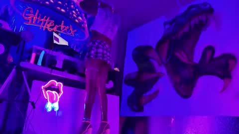Snapshot of _glitterbox_ chatting on February 13, 7:24 am GlitterBox online show from February 13, 7:24 am
