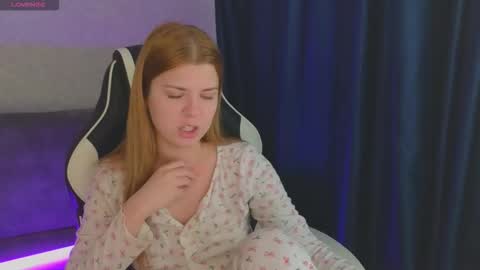 Snapshot of _kirieshka chatting on October 19, 9:25 am Molly   Emily online show from October 19, 9:25 am