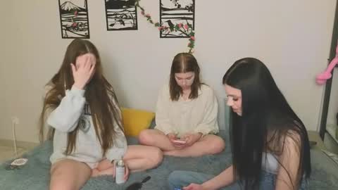 Snapshot of _kirieshka chatting on March 12, 1:40 pm Molly   Emily online show from March 12, 1:40 pm