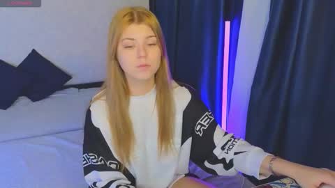 Snapshot of _kirieshka chatting on October 22, 1:02 pm Molly   Emily online show from October 22, 1:02 pm