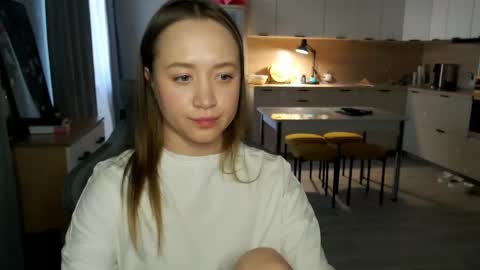 _lalune_ online show from April 8, 2:31 pm