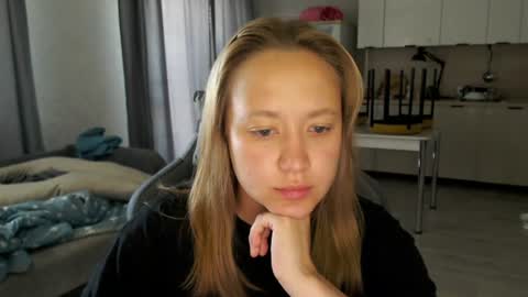 _lalune_ online show from August 7, 5:27 am