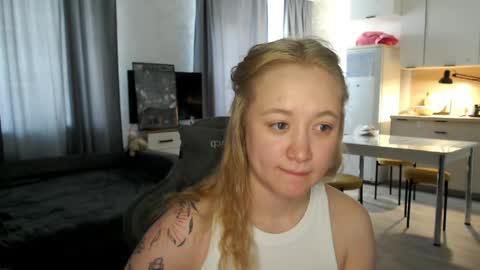 _lalune_ online show from May 13, 11:53 am