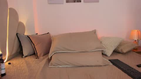 _luuciana_ online show from May 15, 4:32 am