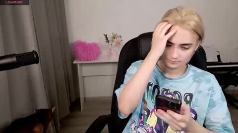 _meow_neko_ online show from February 13, 3:10 am