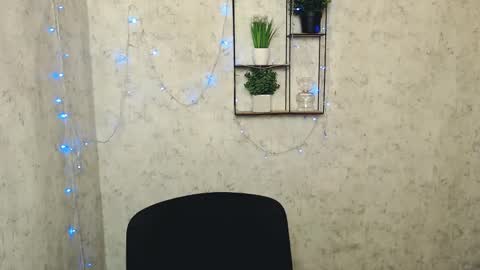 Mia online show from February 28, 5:04 pm