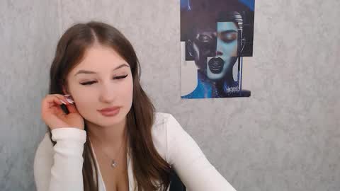 Mia online show from October 6, 2:35 pm