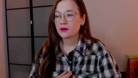 Snapshot of _nemalkovamia chatting on February 15, 3:20 am Mia with a big heart  online show from February 15, 3:20 am