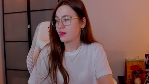 Snapshot of _nemalkovamia chatting on January 18, 3:31 am Mia with a big heart  online show from January 18, 3:31 am