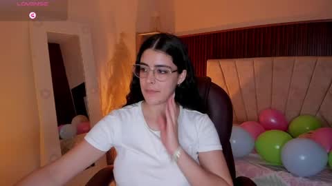 Niah  You can call me Ni or cutie haha online show from April 7, 9:06 pm