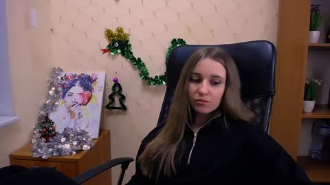 Snapshot of _nicole_new chatting on December 24, 12:44 pm Nica online show from December 24, 12:44 pm