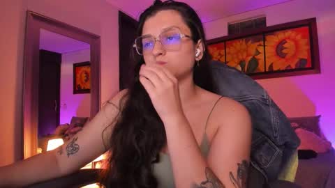 Snapshot of _peach__ chatting on September 13, 5:10 am violeta ig  online show from September 13, 5:10 am