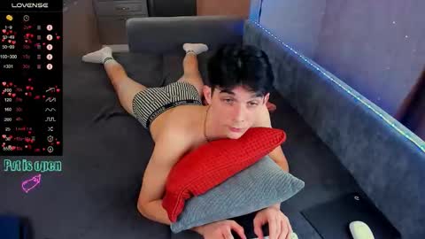 Snapshot of aaron_bang chatting on October 12, 1:31 am Aaron Bang online show from October 12, 1:31 am