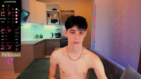 Snapshot of aaron_bang chatting on September 30, 7:46 pm Aaron Bang online show from September 30, 7:46 pm