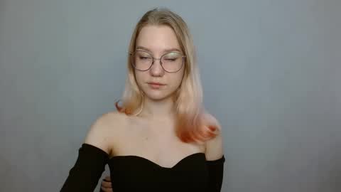 Snapshot of abbymoore__ chatting on January 14, 8:31 am Abby Lovense is active online show from January 14, 8:31 am