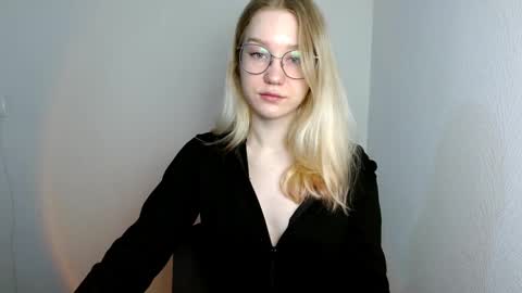 Snapshot of abbymoore__ chatting on March 12, 9:34 am Abby Lovense is active online show from March 12, 9:34 am