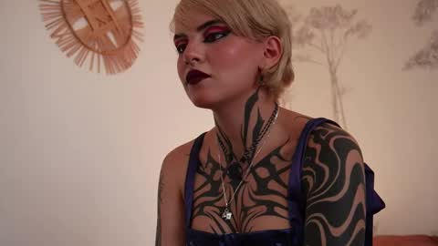 Snapshot of abril__colen chatting on October 12, 11:14 am April online show from October 12, 11:14 am