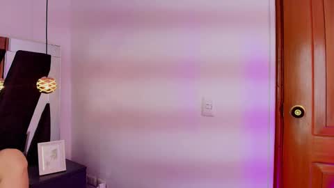 Snapshot of abril_lee__ chatting on March 6, 8:59 pm Abril online show from March 6, 8:59 pm