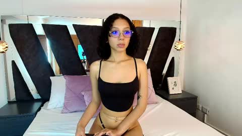 Snapshot of abril_lee__ chatting on January 29, 7:53 pm Abril online show from January 29, 7:53 pm