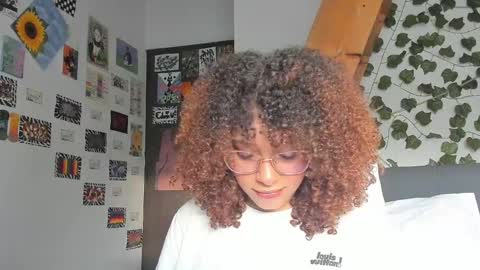 Snapshot of ada_gales_ chatting on December 18, 10:24 pm  Isa  online show from December 18, 10:24 pm