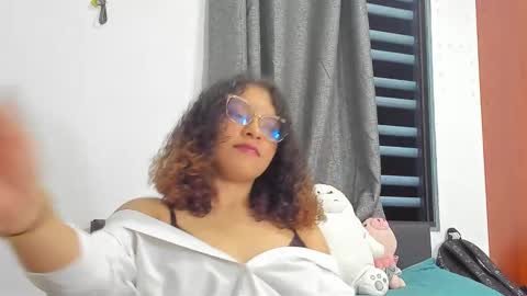 Snapshot of ada_gales_ chatting on October 29, 4:03 am  Isa  online show from October 29, 4:03 am