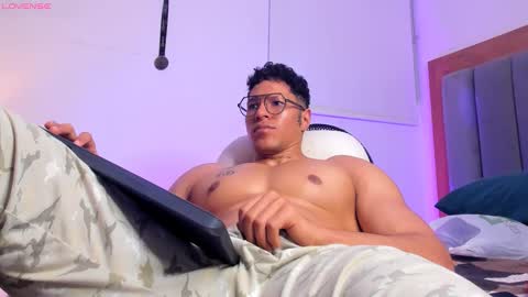 adambrocs1 online show from October 5, 11:12 pm