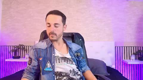 Im Adams Sanz online show from April 10, 8:24 pm