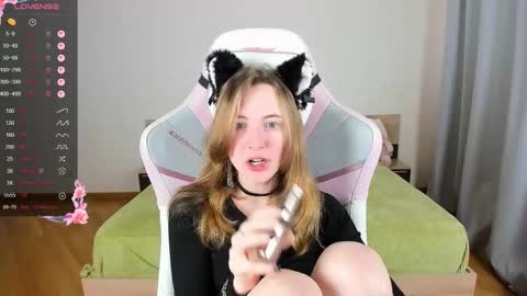 Snapshot of adelina_cowell chatting on October 25, 10:14 am Adelina online show from October 25, 10:14 am