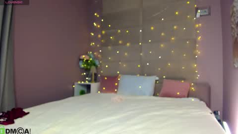 Snapshot of adeline_perle chatting on October 19, 1:54 am Adeline Perle online show from October 19, 1:54 am