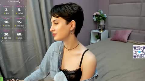 Snapshot of adeline_perle chatting on October 11, 1:32 am Adeline Perle online show from October 11, 1:32 am