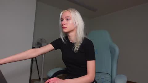 Agelina Lilly Laura online show from November 17, 5:15 pm