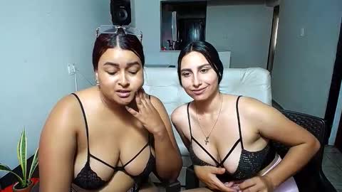 aisha_stacey0410 online show from February 26, 7:39 pm