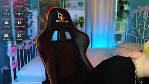 Akemi online show from March 8, 10:11 am