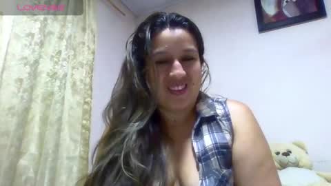 Snapshot of alahia_fox chatting on February 27, 4:35 am alahia online show from February 27, 4:35 am