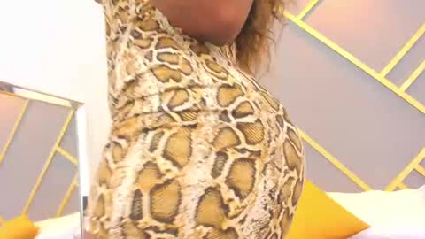 Snapshot of alaia_colins chatting on February 19, 7:28 am alaia_colins online show from February 19, 7:28 am