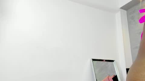 Snapshot of alaia_colins chatting on September 30, 4:01 am alaia_colins online show from September 30, 4:01 am