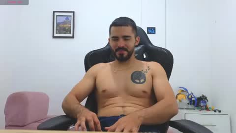 alejandroo_7 online show from June 11, 2:53 am
